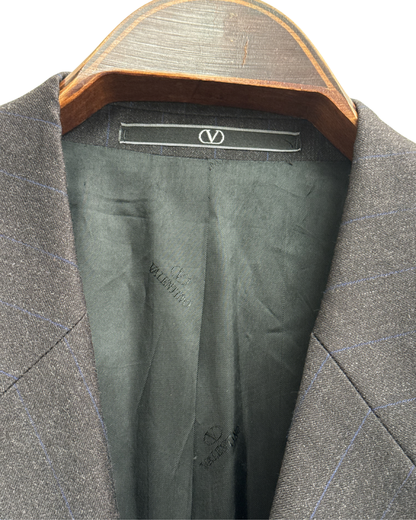Collar label 'V' and lining detail