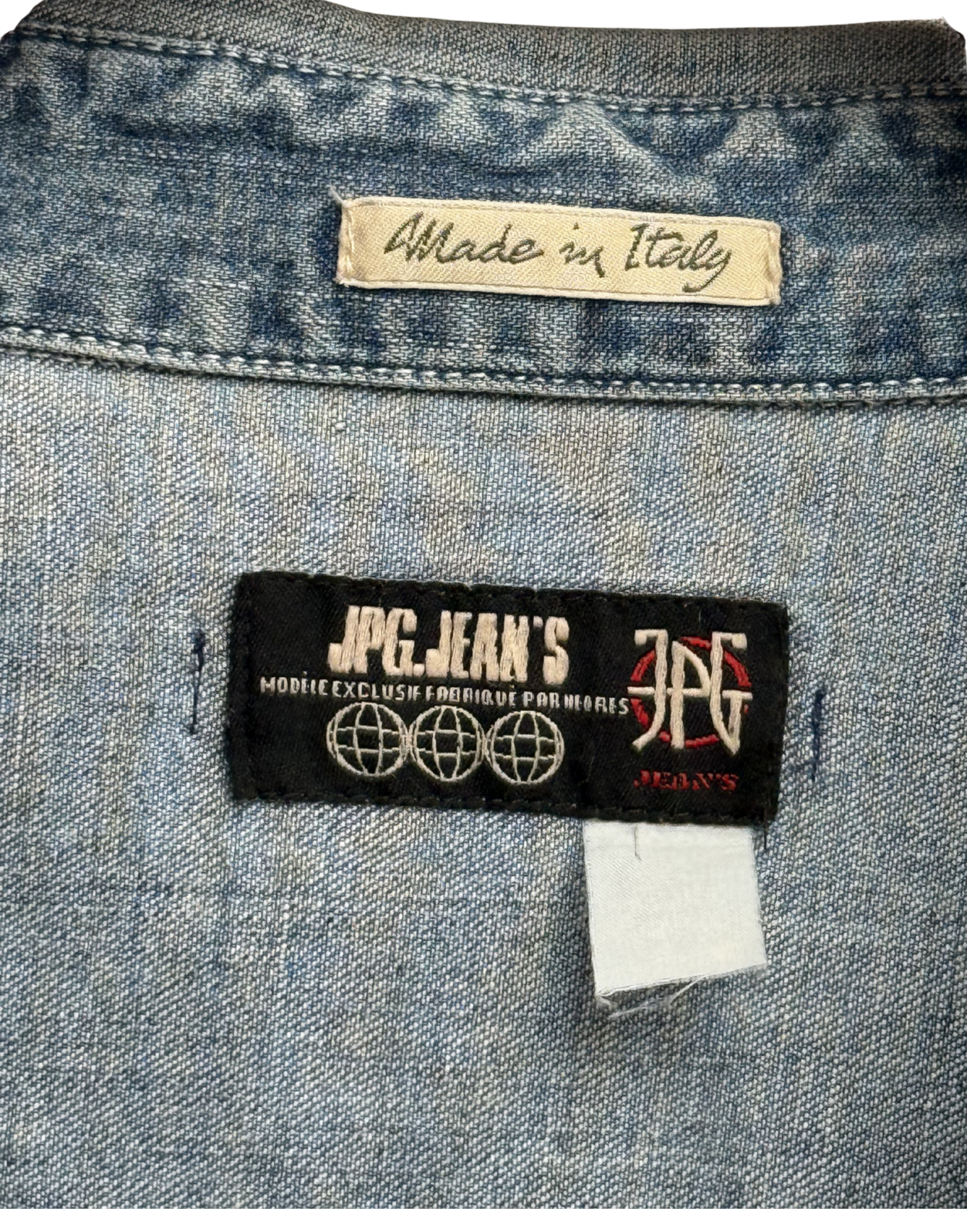 Close-up JPG Jeans label made in Italy